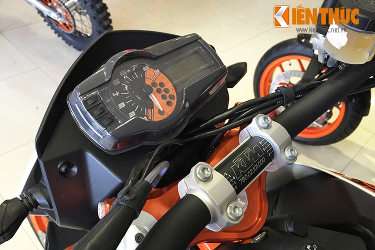 Can canh KTM Duke 690R 2015 dau tien ve Viet Nam-Hinh-3